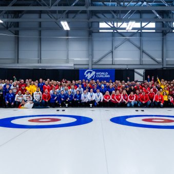 Seniorien MM 2025 Fredericton Kanada joukkueiden ryhmäkuva