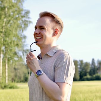 Santeri viljapellolla.