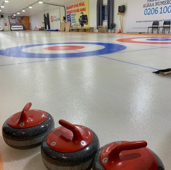 Punaisia curlingkiviä Hiittenharjun curlinghallissa