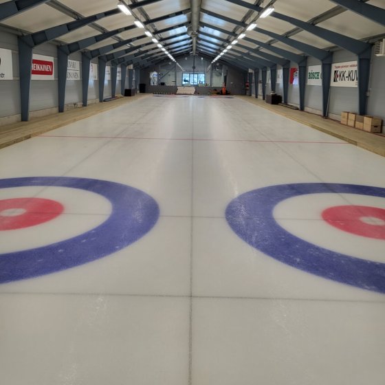 Joensuun curlinghalli sisältä kuvattuna