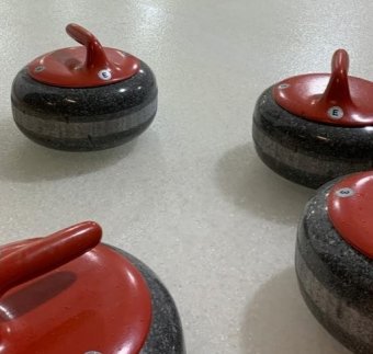 Punaisia curlingkiviä