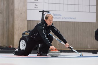 Kalle Kiiskinen pelaamassa curlingia Tallinnassa 2023