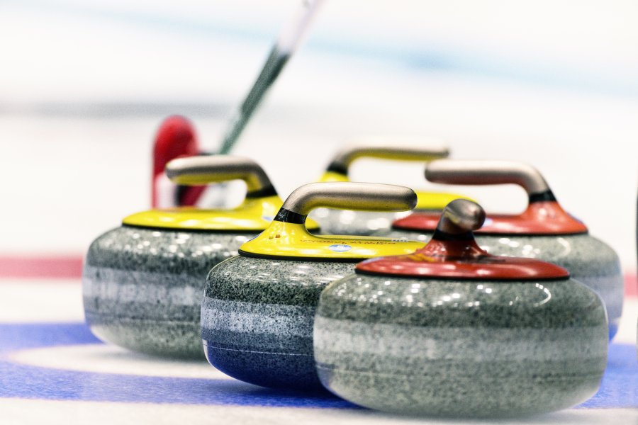 Curlingkiviä radalla
