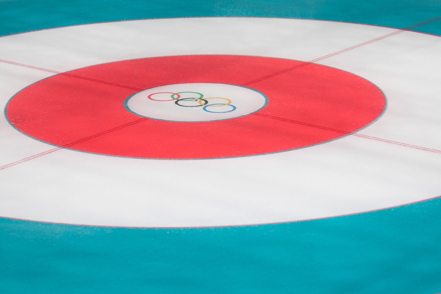 Olympiarenkaat curlingradan pesän keskellä.