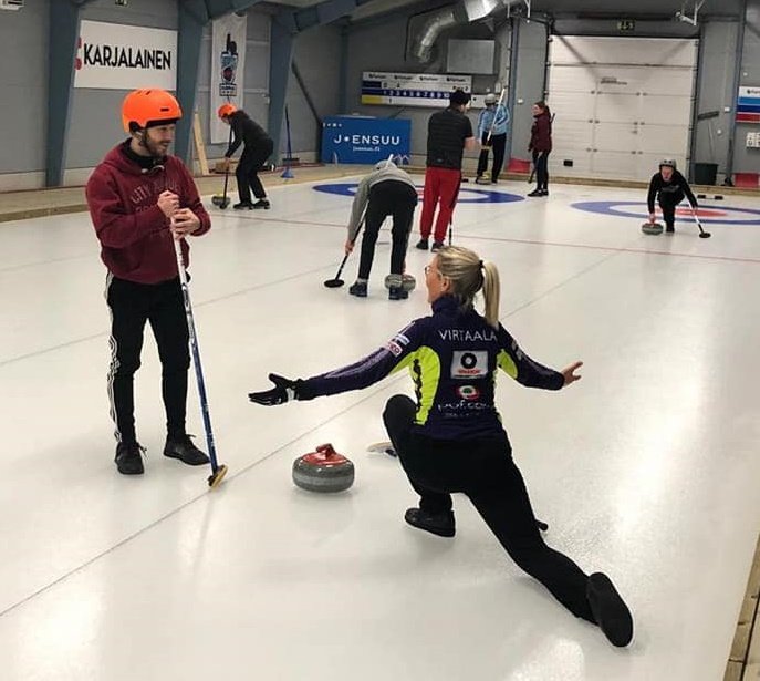 Tunnelmia Joensuun curlingin valmennusryhmän treeneistä