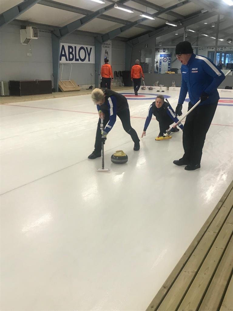 Team Saastamoinen harjaamassa kiveä pesään