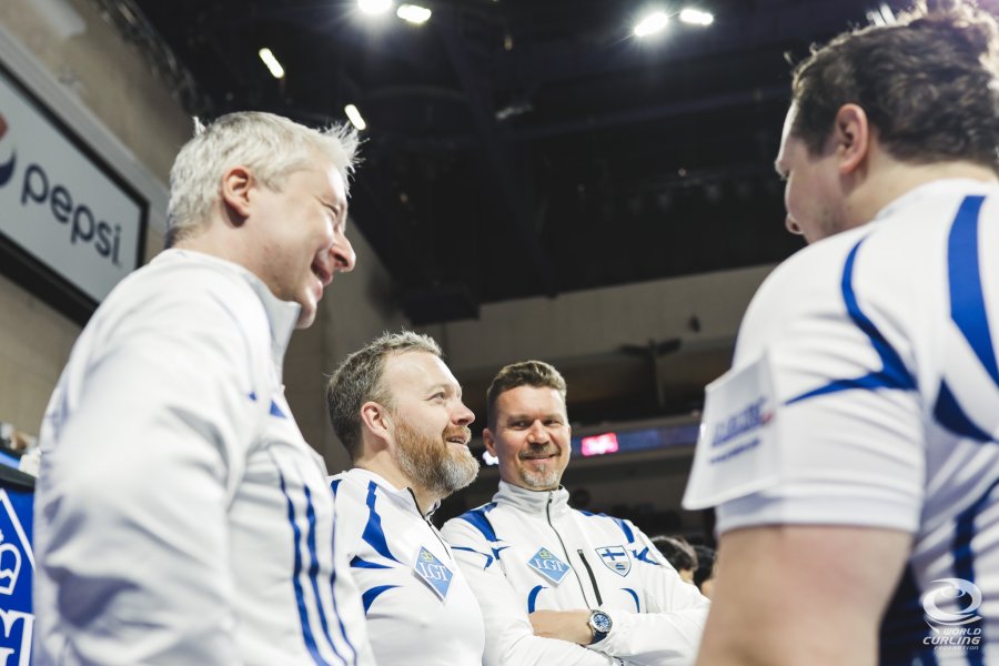 Joukkuepalaveria Suomen maajoukkueen kesken