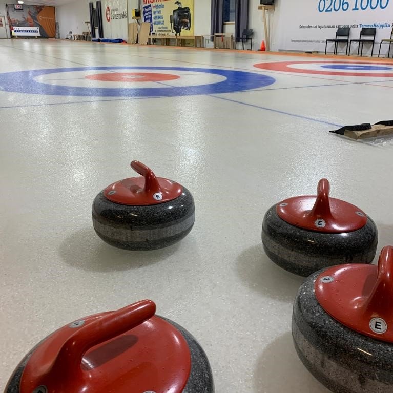 Punaisia curlingkiviä Harjavallan curlinghallissa