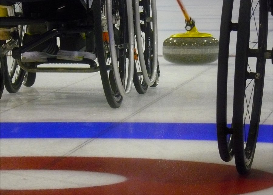 Yleinen kuva pyörätuolicurlingin heittotilanteesta