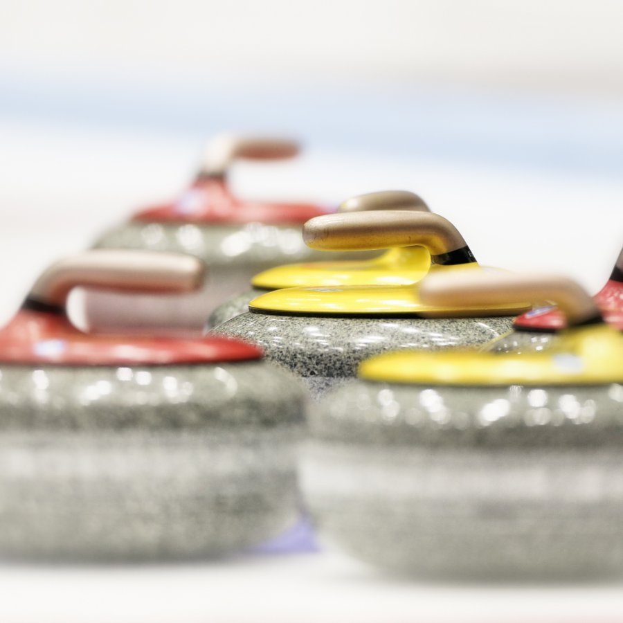 Keltaisia ja punaisia curlingkiviä