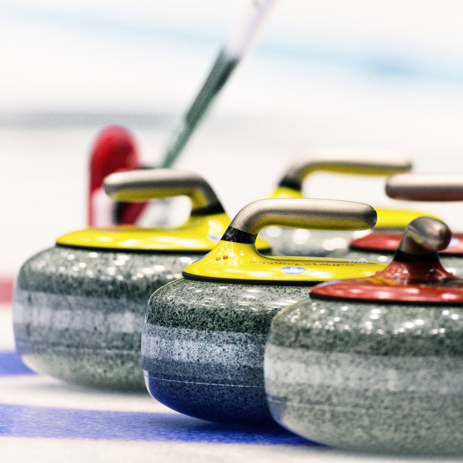 Curlingharja curlingkiven edessä