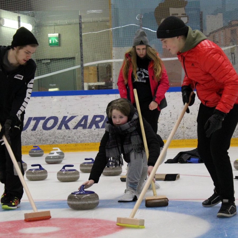 Curlingia Pieksämäen jäähallissa