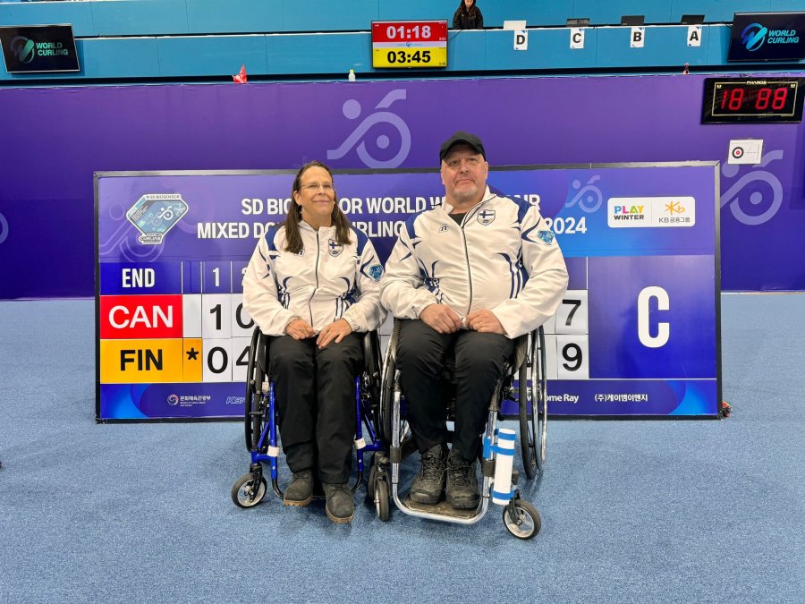 Ritva Lampinen ja Harry Tuomaala pt-paricurlingin MM-kilpailussa Koreassa maaliskuussa 2024